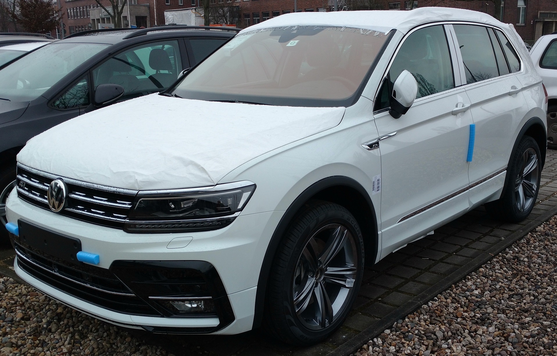 ein nagelneuer VW Tiguan in R-Line Ausführung, leider noch mit Transportfolien